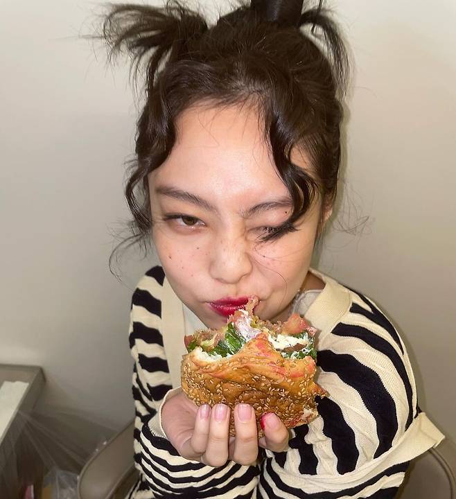 Seoul = = BLACKPINK member Jenny Kim presented the Hamburger Mukbang with the tomboy concept.Jenny Kim posted a photo on her Instagram on Thursday with an article entitled Time to eat Hamburger after work.The photo shows Jenny Kim eating a hamburger with freckle make-up, with Jenny Kim looking playfully.In the ensuing photo, Jenny Kim is taking a close-up selfie with a hamburger in her mouth.Jenny Kim, who is also emitting a unique beauty in the concept of tomboys, attracts attention.Meanwhile, BLACKPINK, which includes Jenny Kim, is about to release the movie BLACKPINK the Movie, which celebrates the 5th anniversary of DeV in August.