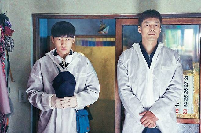 ‘무브 투 헤븐’에서 아버지 역 지진희(오른쪽)와 함께 유품 정리 전 망자를 추모하는 모습. /넷플릭스