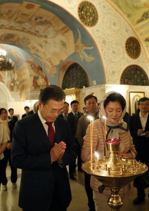 2018년 6월 23일 문재인 대통령과 김정숙 여사가 러시아 모스크바 구세주 그리스도 성당을 방문해 기도를 하고 있다. 모스크바=뉴시스