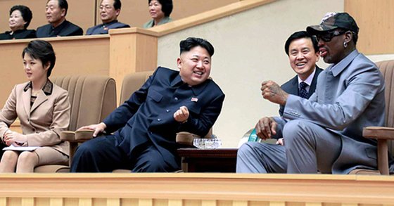 김정은 국무위원장이 2014년 평양체육관에서 미국프로농구(NBA) 출신 데니스 로드먼 일행과 북한 횃불팀의 농구경기를 관람하고 있다. [노동신문]