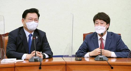 이준석 국민의힘 대표가 17일 서울 여의도 국회에서 송영길 더불어민주당 대표를 예방해 환담하고 있다. 오종택 기자