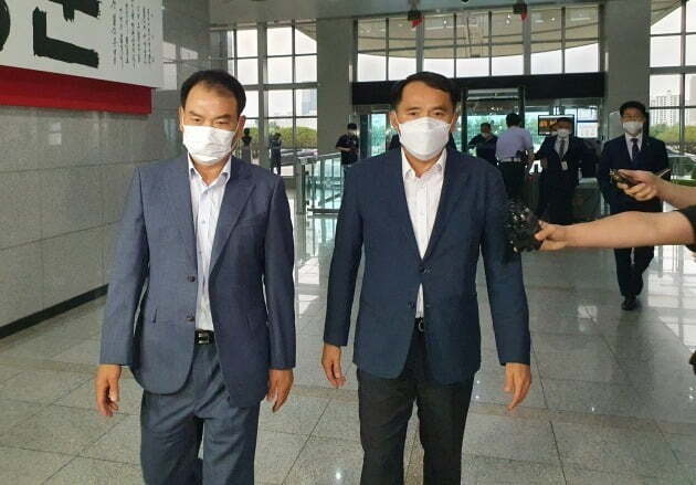 최원일 전 천안함장(오른쪽)이 17일 서울 용산동 국방부 청사를 찾아 서욱 장관과의 면담을 위해 이동하고 있다./ 뉴스1
