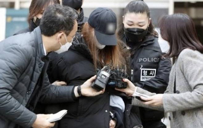 피고인 A씨가 지난 3월11일 구속 전 피의자 심문을 받기 위해 대구지법 김천지원 법정에 들어서고 있다. 연합뉴스