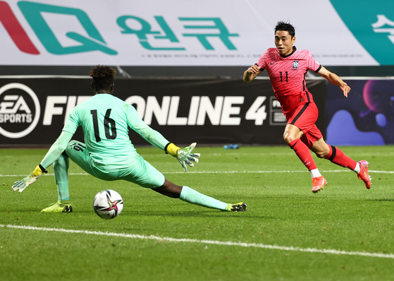 Lee Dong-jun kicks the ball past the goalkeeper, slotting in the winning goal during Korea's pre-Olympic friendly against Ghana at Jeju World Cup Stadium in Seogwipo, Jeju on Tuesday. [YONHAP]
