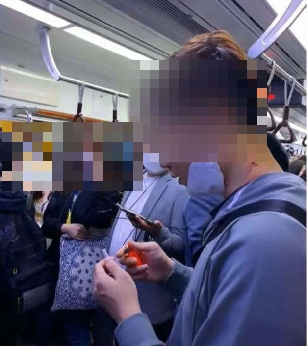 지난 4월 30일 오후 6시30분께 당고개행 4호선 지하철 내부에서 담배를 피우던 30대 남성 A씨의 모습의 담긴 영상. [유튜브 캡처]