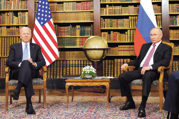 조 바이든(왼쪽) 미국 대통령과 블라디미르 푸틴 러시아 대통령이 16일(현지시간) 스위스 제네바의 고택 ‘빌라 라 그렁주’에서 첫 정상회담을 갖고 있다. [AP]