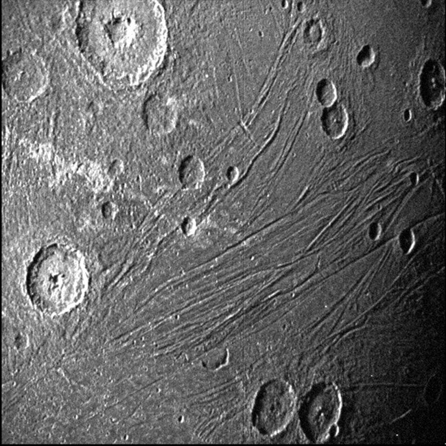 내비게이션용 카메라로 포착한 가니메데의 뒷면. 태양 빛을 직접 받지는 못하고 목성에 반사된 희미한 빛이 스며드는 위성의 뒷면을 흑백으로 촬영했다.사진=NASA/JPL-Caltech/SwRI