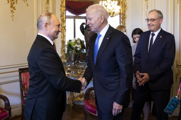 블라디미르 푸틴 러시아 대통령(왼쪽)과 조 바이든 미국 대통령(오른쪽)이 16일(현지시간) 정상회담 장소인 스위스 제네바의 빌라 라 그렁주에서 만나 악수하고 있다. AP 연합뉴스