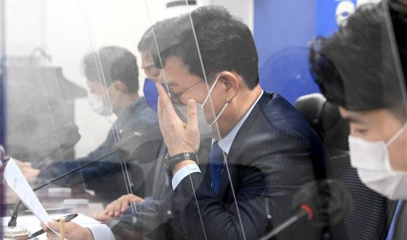 광주 붕괴사고 대책 당정협의 참석한 민주당 송영길 대표 - 더불어민주당 송영길 대표가 17일 서울 여의도 국회 의원회관에서 열린 광주 건설 현장 붕괴사고 대책 당정협의에서 발언하고 있다. 2021.6.17 연합뉴스