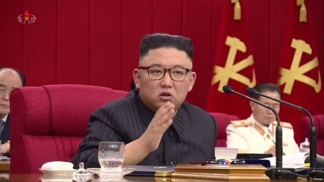 북한 조선중앙TV가 지난 15일 김정은 국무위원장 주재로 노동당 중앙위원회 전원회의를 열었다고 16일 보도했다. 조선중앙TV 뉴시스