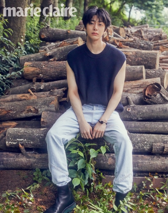 Group Monstarrrrrr X (Monstarrrrrr X) Hyeongwon showed off meeting torn visuals.Monstarrrrrr X Hyeongwon and fashion magazine Marie Claire were released on the 18th.In the public picture, Hyeongwon created a free and dreamy atmosphere in the forest full of summer plants.Hyeongwon posed on a tree, or stood in the middle of the forest, and he caught the attention of the viewers by spewing a unique aura.In a subsequent interview, Hyungwon commented on the song that directly participated in the song and composition of his new album One Of A Kind, I wanted to fit the pop well when I heard the voices of the members while preparing the first regular album of United States of America early last year.The Secrets is the first time I tried it this time, but I am satisfied because the results are better than I thought.In particular, fan Songin BABE (BEBE) said, I can not contain all the feelings I felt while working for six years, but I wrote with the desire to gather only the words I want to convey and reach the heart.The Secret and BABE are both genres and stories that I wanted to try from the past, so I felt good about working and being solved. Hyeongwon also replied that the moment he felt the most nave in his career was now; Hyeongwon said, I dont think I knew how to express it before.I was particularly timid at the beginning of debut, and I was not able to say good things, but I was able to express myself and talk about my heart when I met many people.I am talking about my story now, and I am good at expressing that I am good. Also on the group life with Monstarrrrrr X members, Hyungwon said: Everyone is caring and trying to keep the right line, in other words respect for each other.So when there is a disagreement, I dont try to change the persons mind. Once I hear it, I realize its the other persons idea and narrow it down.There is no disagreement that you have to make the best choice as a team. Photo: Mari Claire