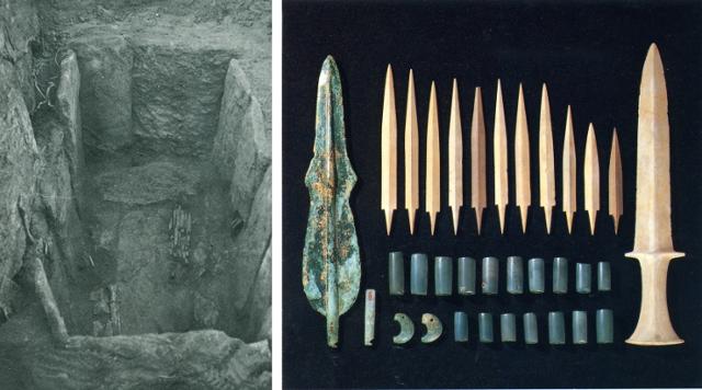 1974년 발견된 제1호 석관묘의 개석 제거 후 유물이 배치된 상태(왼쪽 사진). 오른쪽 사진은 출토된 유물들로 가장 왼쪽이 비파 형태의 요녕식 동검이다.