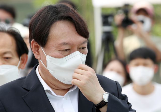 윤석열 전 검찰총장이 9일 오후 서울 남산예장공원 개장식에서 마스크를 고쳐쓰고 있다. 연합