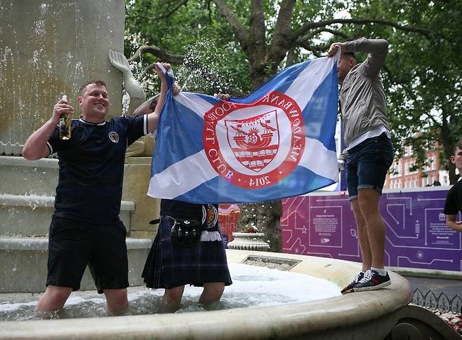 6월18일(현지시간) 영국 런던 레스터 스퀘어에 모여든 스코틀랜드 축구팬들 / 사진=로이터
