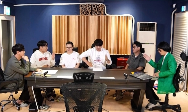 Yuyaho and MSG Wannabe M.O.M (Byeollu-ji, Kang Chang-mo, Wonstein, and Park Jae-jung) will have their first meeting with Park Geun-tae, a music industry Midasson who created Only Viewing the Bhara.MBC Hangout with Yooo (director Kim Tae-ho, Yoon Hye-jin, author Kim Yoon-jip, and writer Choi Hye-jung), which will be broadcast on June 19, will release the recording scene of MSG Wannabe M.O.M and Jung Sang-dongs debut song.On the 18th, the video of the first meeting of Yuyaho, M.O.M and Park Geun-tae Composer will be released through Naver TV official channel.Yuyaho found Park Geun-tae Composer and said, God Geun-tae Composer!Yuyaho was excited about the meeting with Park Geun-tae Composer, which is hard to see on the air.Park Geun-tae Composer is a great singer, including SG Wannabe Timeless, V.O.S Say to the Eye, Brown Eyed Soul Did I really love you, Eco Happy Me, Lee Sun-hee Meet You Among You, Baek Ji-young Do not Love You, as well as jewelry You are so good, Joe PD Fat.In Soon-i), Ivy, Sonata of Attraction, and dance and hip-hop, which have long been loved by many people, have been created.In particular, Park Geun-tae Composer, who was in charge of producing SG Wannabes 1st album, said that he had a behind-the-scenes experience of discovering vocalist Kim Jin-ho and that Timeless was nominated for the top spot in music broadcasting due to recent reverse.Yuyaho showed infinite trust in the song that made his body and ears move, saying, I am the top 10 as soon as I hear it, to him who said that he worked with the mind to recall memories properly about M.O.Ms debut song I only see the barra (composed by Park Geun-tae, written by Kang Eun-kyung).Park Geun-tae Composer burned his passion by recording 1 to 1 after his first meeting with M.O.M members.Considering the personality and condition of each member, M.O.M members are said to have been completely captivated by his charm with delicate and detailed directing and warm consideration.