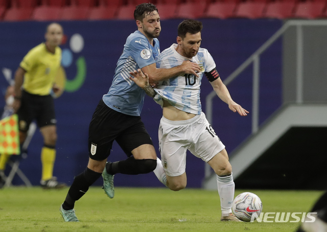 [브라질리아=AP/뉴시스] 리오넬 메시의 아르헨티나가 코파아메리카 첫 승을 신고했다. 2021.06.18.