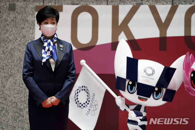[도쿄=AP/뉴시스]지난 14일 고이케 유리코 일본 도쿄도지사가 도쿄도청의 도쿄올림픽 마스코트 앞에서 포즈를 취하고 있다. 2021.05.28.