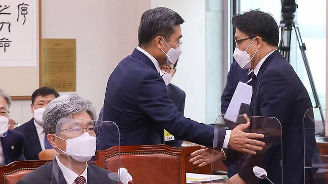 국회 법사위에서 서욱 국방장관과 김진욱 공수처장이 대화 나누고 있는 모습