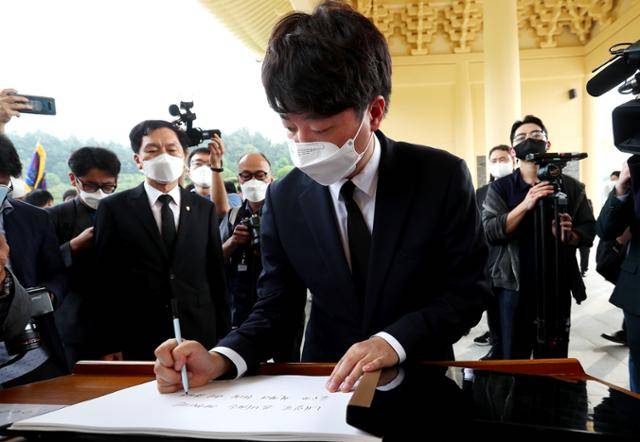 이준석 국민의힘 대표가 14일 대전 유성구 국립대전현충원을 찾아 참배한 뒤 방명록을 작성하고 있다. 연합뉴스