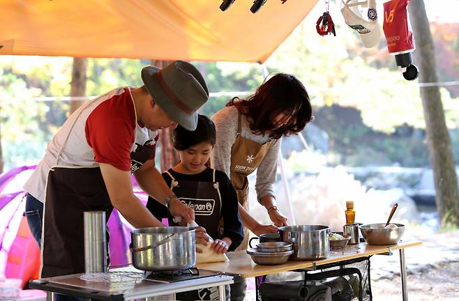 온 가족이 함께 먹거리를 준비하는 풍경은 한국 샐러리맨에서 흔치 않다. 한국의 직장인들은 여전히 OECD 국가중 가장 많이 일하고, 가장 적게 쉰다. [한국관광공사 제공, 박성원 촬영]