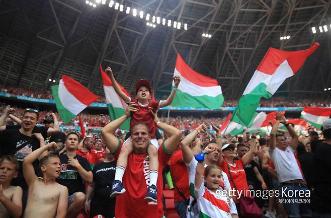 헝가리 대표팀을 응원하는 사람들. Getty Images 코리아