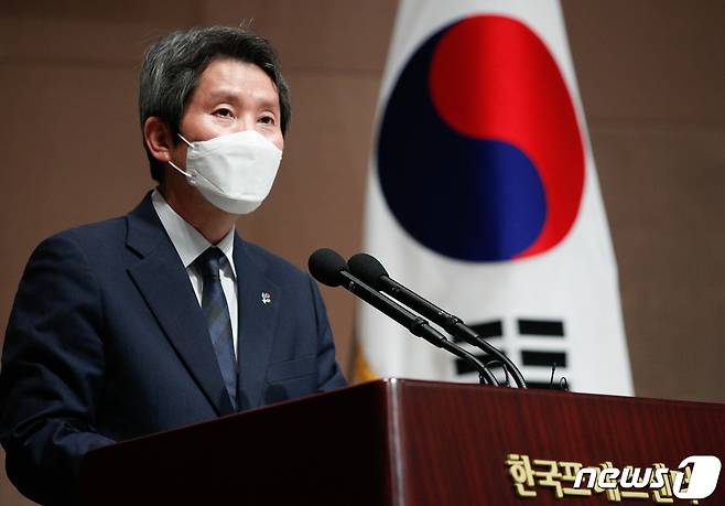 이인영 통일부 장관이 15일 오후 서울 중구 프레스센터에서 열린 '6·15 남북공동선언 기념 2021 민화협 통일정책포럼 한반도 평화, 다시 로그인!'에서 축사하고 있다. 2021.6.15/뉴스1 © News1 안은나 기자