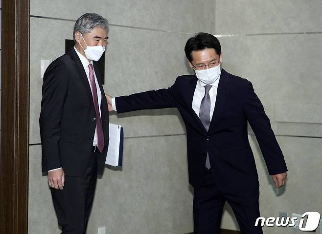 노규덕 한반도평화교섭본부장(오른쪽)와 성 김 미국 대북특별대표가 21일 서울 중구 롯데호텔에서 열린 한미 북핵 수석대표 협의에서 만나 인사하고 있다. 2021.6.21/뉴스1 © News1 사진공동취재단