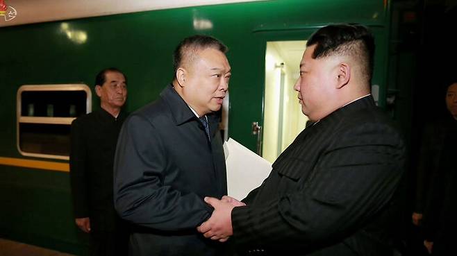 북한 주재 중국대사 리진쥔(왼쪽) - 김정은 총비서