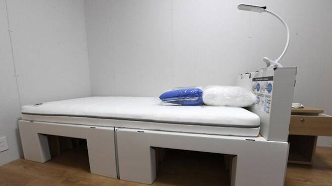 선수들 숙소에 설치된 골판지 침대 (사진 출처=마이니치 신문)