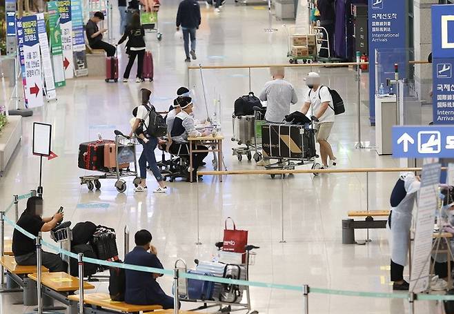 19일 오후 인천국제공항 제1터미널에서 해외 입국자들이 입국장을 나서고 있다. 영종도=연합뉴스