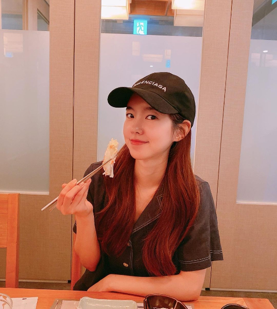 Jin Se-yeon posted a picture and a picture on his instagram on the afternoon of the 21st, saying, I am going to take a picture of my mother and Day Tou.The photo showed a decorating figure of Jin Se-yeon. The appearance of the toilet was revealed without a toilet.Lee Si-eon also commented on the recent release of Jin Se-yeon, Hit the jackpot! And Jin Se-yeon answered Ihihing.