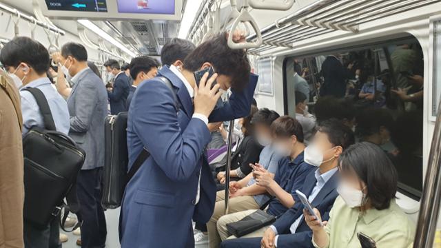 이준석 국민의힘 대표가 17일 지하철 5호선 열차 안에서 전화로 라디오 인터뷰를 하는 모습. 박재연 기자