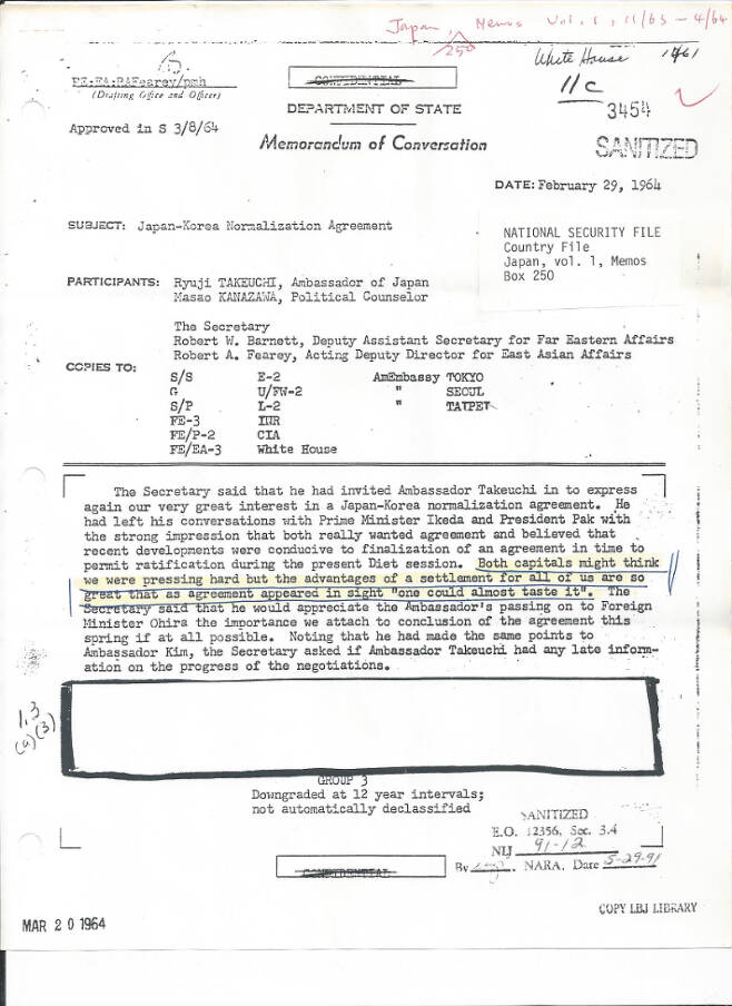 64년 2월 29일 국무부와 주미일본대사관 사이의 대화록. 3 페이지짜리 대화록은 상당 부분이 삭제된 채 비밀문서에서 해제됐다. 삭제된 부분은 주로 타케우치 대사의 발언록이다. 출처:LBJ도서관