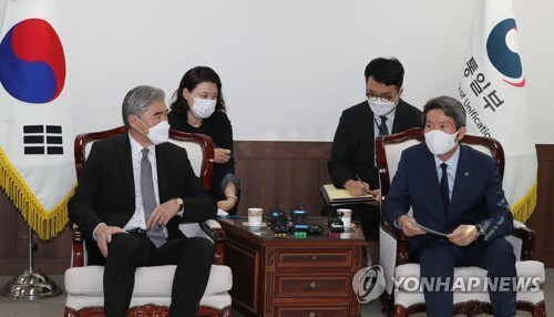 이인영 통일부 장관(오른쪽)과 성 김 미국 대북특별대표 [연합뉴스 자료사진]