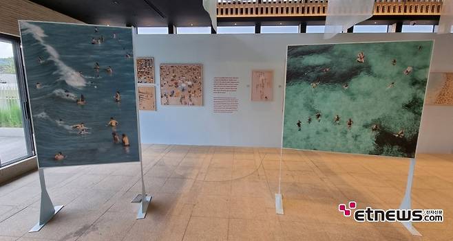 '요시고 사진전:따뜻한 휴일의 기록' 전시 전경 / 사진 : 정지원 기자