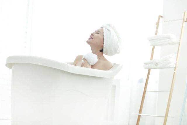 뜨거운 물로 목욕을 하면 체온이 올라가 콜린성 두드러기가 생길 수 있다./사진=클립아트코리아