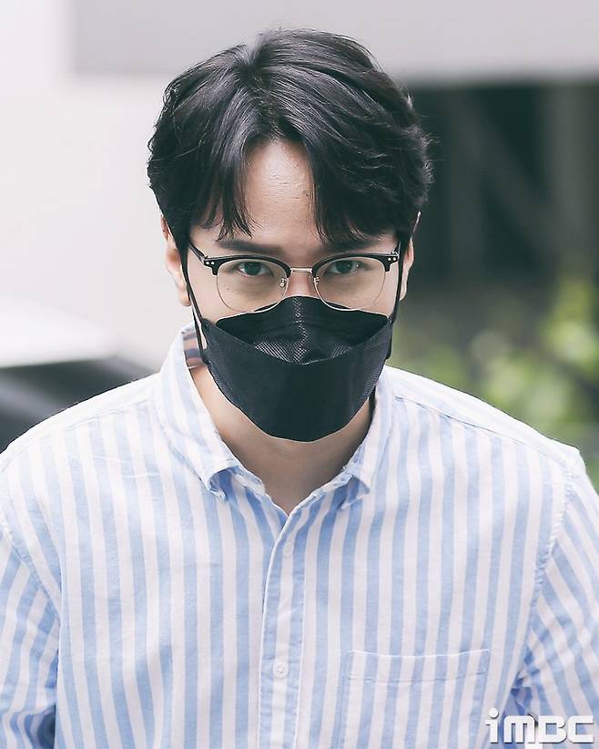 Rapoem (LA POEM) has launched a public relations campaign with full body (Park Ki-hoon, Yoo Chae-hoon, Jung Min-sung, Choi Seong-hun) ahead of the first single release of Dolore.Rapoem took a pose on his way to work ahead of the live broadcast of Naver Now in Sinsa-dong, Gangnam-gu, Seoul on the afternoon of the 23rd.On this day, rapoem Jung Min Sung showed off his neat coordination by matching the slacks with a comfortable striped shirt.Park Ki-hoon, who appeared in the post, took a pose with a polite pose as if he were somewhat nervous in a mint-colored short-sleeved tee.Choi Seong-hun also caught the eye by wearing striped shirts, loafers and intelligent glasses.In particular, Yoo Chae-hoon expressed his excitement about the release of the single Dolore and showed off his performance in rapoem Goods T-shirts and shorts.(GIF is highly appreciated via the iMBC website in PC environments)iMBC