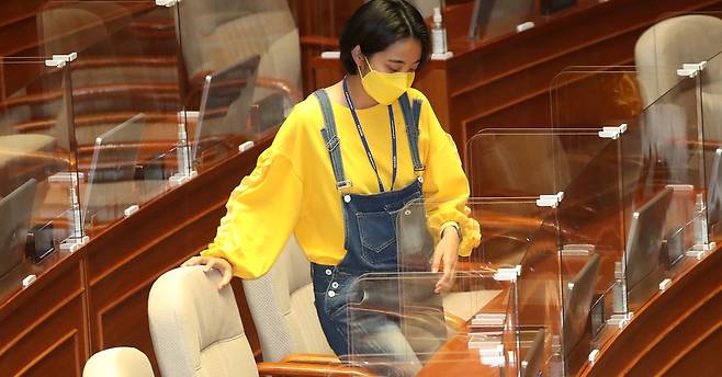 류호정 정의당 의원이 23일 서울 여의도 국회에서 열린 본회의에 참석하고 있다. 연합뉴스