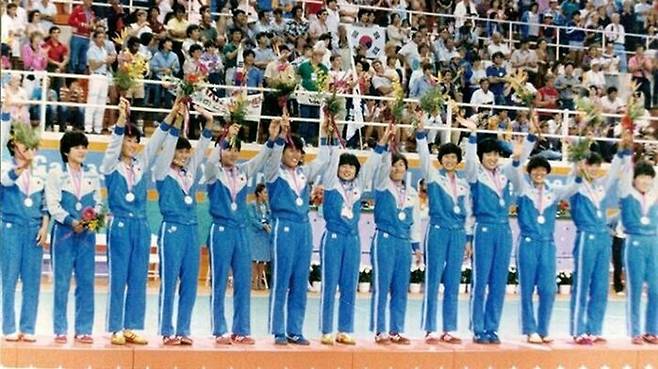 LA올림픽 은메달리스트 김옥화 씨(오른쪽에서 6번째)