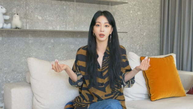 Actor Han Ye-seul reiterated rumors of la room salonIt is Han Ye-seul who declared War and those who are coercive to admit rumors and facts that have followed him for 20 years.Han Ye-seul posted a video on his YouTube channel on the afternoon of the 24th, and gave an explanation of the rumor, the ongoing legal response situation, and appreciation for the fans.Han Ye-seul said: In the first clarification video, I answered with O and X.Han Ye-seul is from Los Angeles room salon, he said, but despite the fact that he replied no to the rumor, he came out for a worried fan.He said, If I am from room salon, I can admit it.I think that the past can not control the way I am and my career, he said. From then on, I have been through a lot of growth and I think it was my own efforts and skills.Han Ye-seul said, Even if I have done something wrong in the past, it is only the past, and 20 years later, I am not ashamed because I did my best on the way I walked.The career is maintained by the skill I have tried and polished. Of course, I am not perfect because I am a person.I came here with the idea of ​​get up and get up and growth through trial and error. Ive never worked at room salon, its not true, but Im too hard to understand the coercive attitude of some people who are pushing to admit it, Han Ye-seul stressed.What kind of people are you reporting while thinking that there is something that is not.If the situation of the person is proved only by the report, I can do it, and it is not a report that anyone can do. Han Ye-seul said: I dont think it would mean anything to explain.It is a clash between what he claims and what I claim, and I decided to judge it in court because it does not weigh the words.We will continue to inform you of the progress, he said. We are currently suing and have appointed a lawyer, and we will take legal procedures through a law firm.But he said, At first, I thought, Do I have to avoid it? But if I do, I think Ill be called for life.I would not have heard the words If I did not, I should have told you then. I thought I should fight for me even if I fought now and died honorably.If Im not myself, who will fight for me, he added.Han Ye-seul said: This rumor has been following me and harassing me for 20 years, I thought I should fight my best to protect myself.I also felt that if I could be a little bit of a force for people in similar situations, I would be happy with it. Han Ye-seul read the comments that gave him a ringing voice and thanked the fans who supported and supported him for his friendly article.Han Ye-seul did not lose a lovely smile until the end, flying a hand-heart and asking for support.