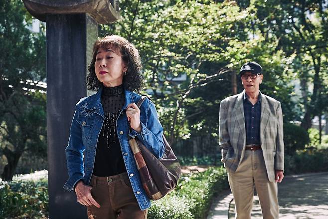 영화 '죽여주는 여자'에서 매춘부 할머니를 연기하는 윤여정이 노인과 성매매를 하는 모습이다. 인터뷰를 한 김꽃님씨는 본인의 강한 반대로 사진을 찍을 수 없었다. /영화 캡쳐