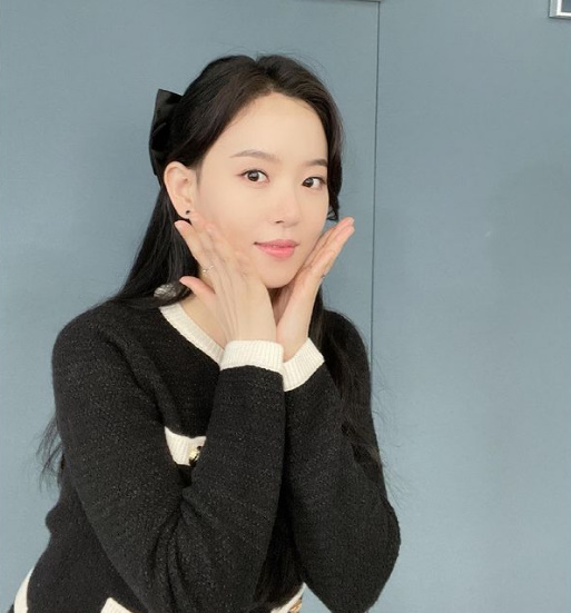 Actor Kang Han-Na flaunts beautiful beautiful lookKang Han-Na posted a picture on his SNS on 24 Days with an article entitled Ill see you living together today.In the public photos, Kang Han-Na is making a cute look with neat costumes; Kang Han-Nas elegant charm shines.The innocent side of Kang Han-Na also shines together.Kang Han-Na appeared on TVN Gang Falling Together with Hyeri and Jang Yong