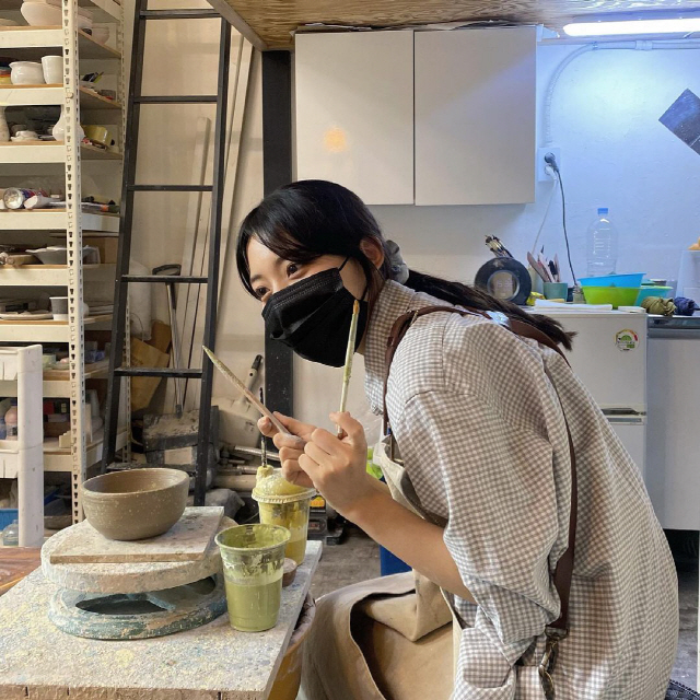 Actor Jin Da-bin boasted a level-of-the-mill pottery skill.On the 25th, Jeong Da-bin posted several photos with his article Burn well through his Instagram.In the photo, Jeong Da-bin is making a ceramic ware with a serious expression, especially covering his face with a mask, but he boasts excellent beauty and attracts attention.Meanwhile, Jeong Da-bin, who became famous as an Ice cream girl, appeared on JTBC Drama Live On recently.Last year, he appeared on Netflix Human Class and successfully made an Acting transformation.
