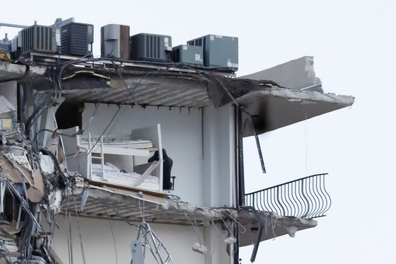 미국 플로리다주 마이애미 해변의 고급 아파트가 24일 오전 1시께 무너졌다. 건물에 남아있는 이층 침대가 보인다. [로이터=연합뉴스]