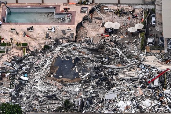 미국 플로리다주 마이애미 해변의 고급 아파트가 24일 오전 1시께 무너졌다. [AFP=연합뉴스]