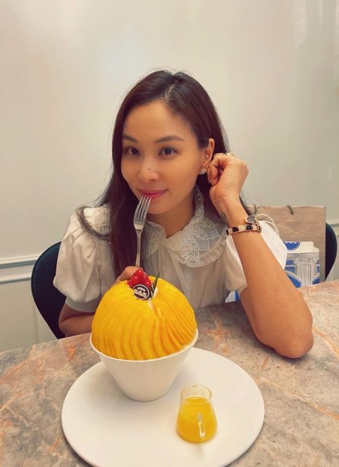 Actor Ko So-young reported on the current situation.24 Days Ko So-young posted several photos on his Instagram with the phrase GN.Ko So-young in the public photo took a picture with Mango Shaved ice in front of him.Ko So-young has attracted the attention of people with fresh visuals and smiles like sunflowers.Ko So-young also drew peoples admiration with visuals while in his 50s he was unbelievable.On the other hand, Ko So-young married Actor Jang Dong-gun in 2010 and has one male and one female.