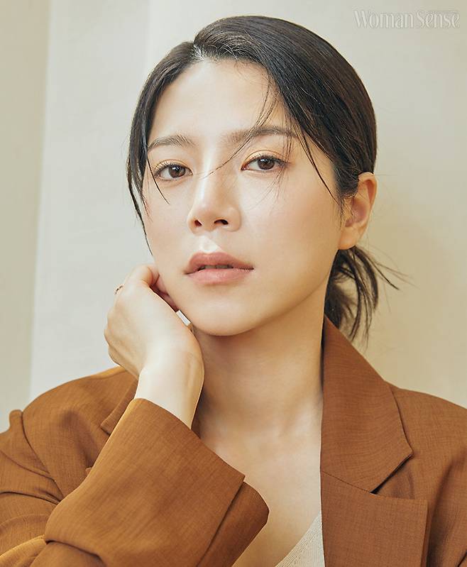 브라운 재킷 루에브르, 니트 브이넥 슬리브리스 르니나.