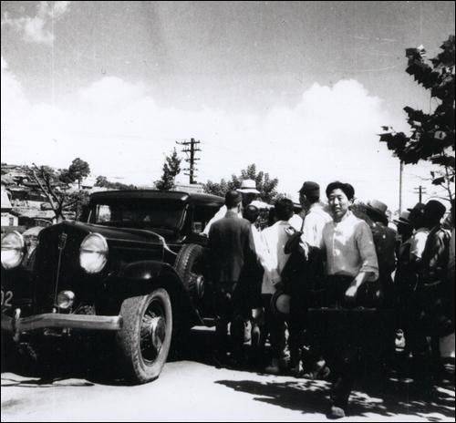 정무묵이 여운형에게 제공한 1938년형 스튜드베이커. 중절모를 쓰고 차에서 내리는 이가 여운형이다. 그는 1947년 이 차를 타고 가다가 총격으로 암살됐다. /국립현대미술관