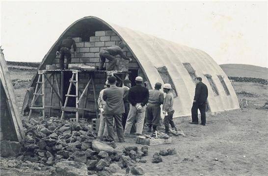1960년대의 제주 중산간 초원에 양돈 축사 등으로 쓰인 테시폰 건축물 시공 모습. 사진 맥그린치 신부 기념사업회