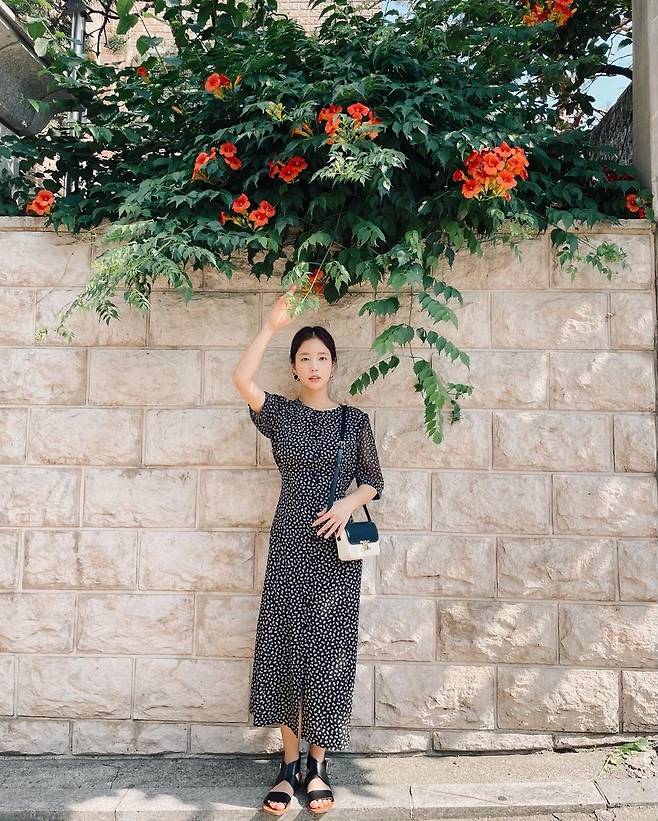 Actor Ki Eun-se showed off her Elegance charmOn the 26th, Ki Eun-se posted two photos on his Instagram with an article entitled Retro emotional mother photo.Ki Eun-se in the photo showed a comfortable yet elegance figure with a naturally tied hairstyle and a long dress.Even if it is not gorgeous, it has completed a clean summer fashion with a stylish retro sense.Ki Eun-ses transparent, clear skin made her pretty face even more brilliant; fans praised her with comments such as Always a wonderful figure and hearts and thumbs-up emoticons.On the other hand, Ki Eun-se joined the SBS drama Rocket Boys as Yuli.
